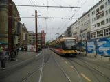 Karlsruhe: dvojice tramvají typu GT6-70D/N od Siemense z roku 1995 projíždí na lince 1 kolem staveniště na Europaplatzu směrem do Oberreutu, 4.10.2013 © Jan Přikryl