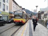 Bad Wildbad: vlakotramvaj číslo 842 z roku 1997 opouští zastávku Uhlandplatz na lázeňské promenádě König-Karl-Straße v centru města, 4.10.2013 © Jan Přikryl