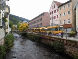 Bad Wildbad: dvojice vlakotramvají pomalu projíždí po nábřežní lázeňské promenádě König-Karl-Straße ke konečné Kurpark, 4.10.2013 © Jan Přikryl