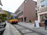 Bad Wildbad: dvojice vlakotramvají pomalu projíždí po nábřežní lázeňské promenádě König-Karl-Straße směrem do Pforzheimu, 4.10.2013 © Jan Přikryl