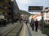 Bad Wildbad: pohled od tramvajové zastávky Uhlandplatz lázeňským údolím říčky Enz směrem k nádraží, 4.10.2013 © Jan Přikryl