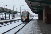 12.02.2013 - Pardubice hl.n.: 480.003-3 odjíždí jako 2 minuty zpožděný LE 1360 ''LEO Express'' Bohumín - Praha hl.n. © PhDr. Zbyněk Zlinský