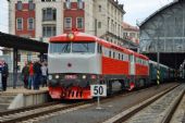 14.9.2013: ''Zamračené'' T478.1010 a T478.1008 připravené na odjezd s expresem 11010 z Prahy hl.n. do Lužné u Rakovníka © Josef Vendolský