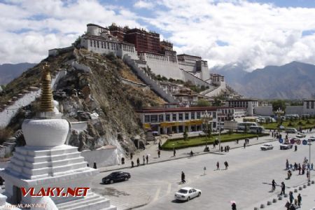 Palác Potala s cestou © famouswonders.com