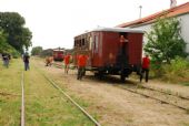 Ľudský pohon bol pokusne nasadený pri otáčaní súpravy, Vrbové, 24.8.2013 © Kamil Korecz