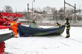 23.1.2014 - Praha ONJ, areál HZS SŽDC: Skládání krycí plachty © Jiří Řechka