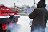 23.1.2014 - Praha ONJ, areál HZS SŽDC: Tiskový mluvčí SŽDC Marek Illiaš v oblacích výfukového kouře © Jiří Řechka