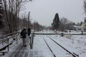 24.01.2014 - Seifhennersdorf: konec nouzového nástupiště a nepoužívané nádraží za přejezdem © PhDr. Zbyněk Zlinský
