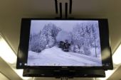01.02.2014 - Praha hl.n.: interiér přípojného vozu - monitory s informacemi, ale jde to napojit i na počítač © Karel Furiš