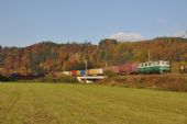 Podzimním Bezprávím projíždí dne 13. 10. 2013 kontejnerový vlak pro terminál v Č. Třebové © Pavel Stejskal