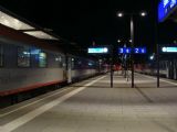 27.07.2013 - Salzburg Hbf: K nášmu nástupišťu dorazila dlhá súprava vlaku s priamymi vozňami do staníc Wien Westbahnhof a München Hbf © Martin Kóňa
