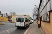 22.02.2014 - Týniště n.O.: RadioBUS před vstupem do vestibulu výpravní budovy z ulice Nádražní © PhDr. Zbyněk Zlinský