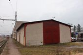 22.02.2014 - Týniště n.O.: někdejší skladiště u dnešní budovy PP ČD Cargo, vlevo odstavné 163.098-7 a 810.551-2 © PhDr. Zbyněk Zlinský
