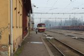 22.02.2014 - Týniště n.O.: odstavený 810.551-2 a přicházející Karel © PhDr. Zbyněk Zlinský