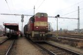 22.02.2014 - Týniště n.O.: 742.390-8 posunuje se služebním vozem Da-k 9406 174-3 © PhDr. Zbyněk Zlinský