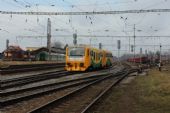 22.02.2014 - Týniště n.O.: 814.053-5/914.053-4 přijíždí jako Os 5148 Doudleby nad Orlicí - Náchod, vlevo 742.185-2 a 742.080-5, vpravo Karel © PhDr. Zbyněk Zlinský