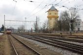 22.02.2014 - Týniště n.O.: vůz 810.551-2, přejezd P4024 a městská vodárenská věž z let 1925 - 1926 © PhDr. Zbyněk Zlinský