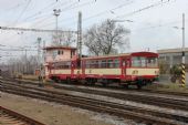 22.02.2014 - Týniště n.O.: na svůj výkon vyjíždějící souprava 810.551-2 + 93-29 005-8, odstavená 163.078-9 a přejezd P4024 © PhDr. Zbyněk Zlinský