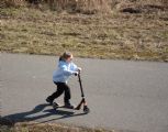 09.03.2014 - Lupěné: nebezpečná jezdkyně na koloběžce © Radek Hořínek