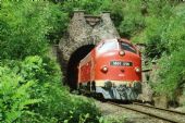 M61.014 opouští tunel u Balatonkaratii s vlakem do Budapešti, 11.8.1995 © Pavel Stejskal