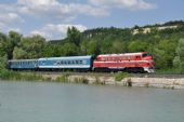 Lokomotiva 2761.017, původní M61.017 na rychlíku do Budapešti na břehu Balatonu, 14.7.2013 © Pavel Stejskal