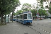 Zürich: Schwamendingerplatz- električka linky č. 9 ''Tram 2000''- Be 4/6, 25.8.2013, © Juraj Földes