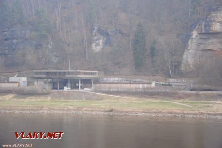 25.02.2014 - Schmilka, Hirschmühle: pohled na druhou stranu Labe s budovou bývalé celnice © Lukáš Uhlíř