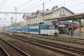 26.04.2014 - Lysá nad Labem: 451.095-4/451.096-2 přijíždí z Prahy jako soupravový vlak © PhDr. Zbyněk Zlinský