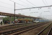 26.04.2014 - Lysá nad Labem: 451.095-4/451.096-2 přijíždí z Prahy jako soupravový vlak, vlevo 814.115-2/914.115-1 na Os 25616 © PhDr. Zbyněk Zlinský