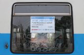 26.04.2014 - Lysá nad Labem: příležitostná informace na trvale poničeném okně vozu 451.095-4 © PhDr. Zbyněk Zlinský