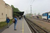 26.04.2014 - Milovice: 451.001-2/451.002-0 přijíždí jako Os 9405 Praha Masarykovo n. - Milovice, vpravo 451.095-4/451.096-2 © PhDr. Zbyněk Zlinský