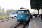 26.04.2014 - Milovice: 451.001-2/451.002-0 jako Os 9405 Praha Masarykovo n. - Milovice, vlevo 451.095-4/451.096-2 © PhDr. Zbyněk Zlinský