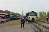 26.04.2014 - Milovice: 451.001-2/451.002-0 jako Os 9405 Praha Masarykovo n. - Milovice, vpravo 451.095-4/451.096-2 © PhDr. Zbyněk Zlinský