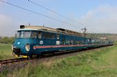 26.04.2014 - úsek Lysá n.L. - Milovice: 451.001-2/451.002-0 jako Os 9410 Milovice - Praha Masarykovo n. se blíží k přejezdu P2925 © PhDr. Zbyněk Zlinský