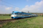 26.04.2014 - úsek Lysá n.L. - Milovice: 451.045-9/451.046-7 jako Os 25622 Milovice - Lysá n.L. se blíží k přejezdu P2925 © PhDr. Zbyněk Zlinský