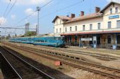 26.04.2014 - Lysá nad Labem: 451.001-2/451.002-0 přijíždí jako Os 9411 Praha Masarykovo n. - Milovice © PhDr. Zbyněk Zlinský