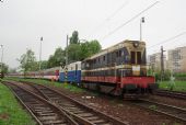 26.4.2014 - Košice: 721 073-5 posunuje s rýchlikovou súpravou © Ondrej Krajňák