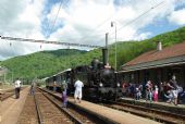 10.05.2014 - Hronská Dúbrava: Vlak zastavil, cestujúci vystupujú © Ondrej Krajňák