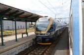 8.5.2014 - Přerov: Elektrická jednotka FLIRT řady 480, patřící společnosti LEO Express a odraz R 809 na jejím boku © Matěj Maděra