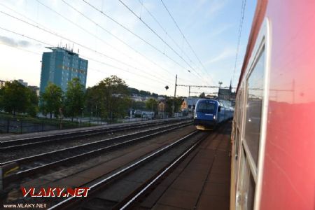 8.5.2014 - Brno hl.n.: Railjet v záři zapadajícího Slunce vyprovází z Brna hl.n. Sp 1735 i autora článku, jedoucího domů © Matěj Maděra