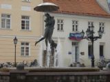 21.05.2012 - Tartu: socha líbajících se milenců na náměstí © Ludvík Medvěd