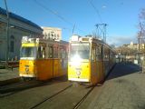 Budapešť: dvojice kloubových tramvají Ganz ze 70. let stojí na nedávno rekonstruované konečné linek 47 a 49 Deák tér	7.12.2013	 © Aleš Svoboda