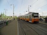 Budapešť: souprava modernizovaných tramvají T5C5 z ČKD opouští na lince 18 zastávku Szent Gellért tér směrem na Szent János Körház	7.12.2013	 © Jan Přikryl