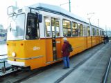 Budapešť: na konci 90. let rekonstruovaná tramvaj KCSV-7 od Ganzu číslo 1348 stojí v zastávce linky 2 Vigadó tér s výstupem do protější koleje	7.12.2013	 © Jan Přikryl