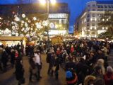 Budapešť: večerní nálada vánočního trhu na náměstí Vörösmárty tér od sochy Mihálye Vörösmártyho	7.12.2013	 © Jan Přikryl