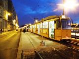 Budapešť: článková tramvaj Ganz typu KCSV-7 po rekonstrukci na konci 90. let stojí na dočasné konečné linky 2 Kossuth Lajos tér před Parlamentem	7.12.2013	 © Jan Přikryl