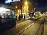 Budapešť: zatímco autobus Ikarus 435 zastávku Margit híd, budai hídfő směrem do Pešti opouští, Combino na lince 6 do ní přijíždí	7.12.2013	 © Jan Přikryl