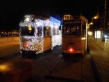 Budapešť: jako vánoční tramvaj vyzdobená souprava tramvají typu UV před odjezdem po trase linky 19 z výchozí zastávky Batthyány tér	7.12.2013	 © Jan Přikryl