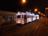 Budapešť: vánoční tramvaj odjíždí z konečné zastávky u nádraží Kelenföld, v pozadí čeká kloubový Ganz na následujícím spoji linky 19	7.12.2013	 © Jan Přikryl