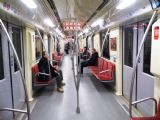 Budapešť: jednoduchý, leč elegantní interiér průchozí soupravy metra Alstom Metropolis na lince M2	7.12.2013	 © Jan Přikryl